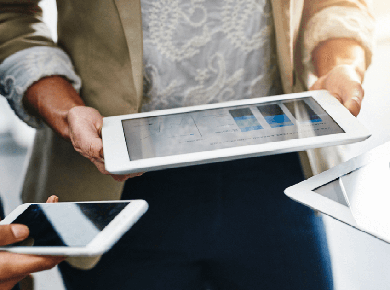 数字化专业人士手持平板电脑