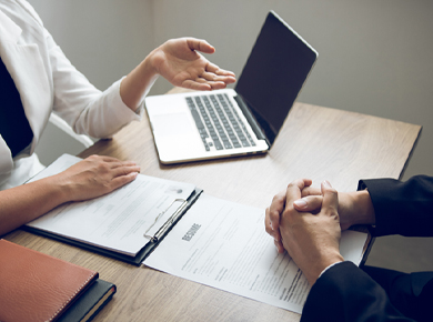 supervisor providing effective feedback to employee