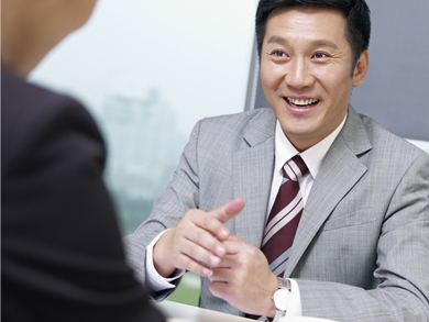 A manager gives performance feedback to a contract worker