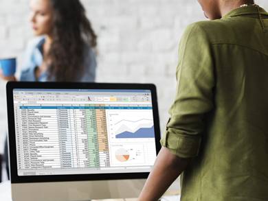 recruiter uses market analytics on a desktop